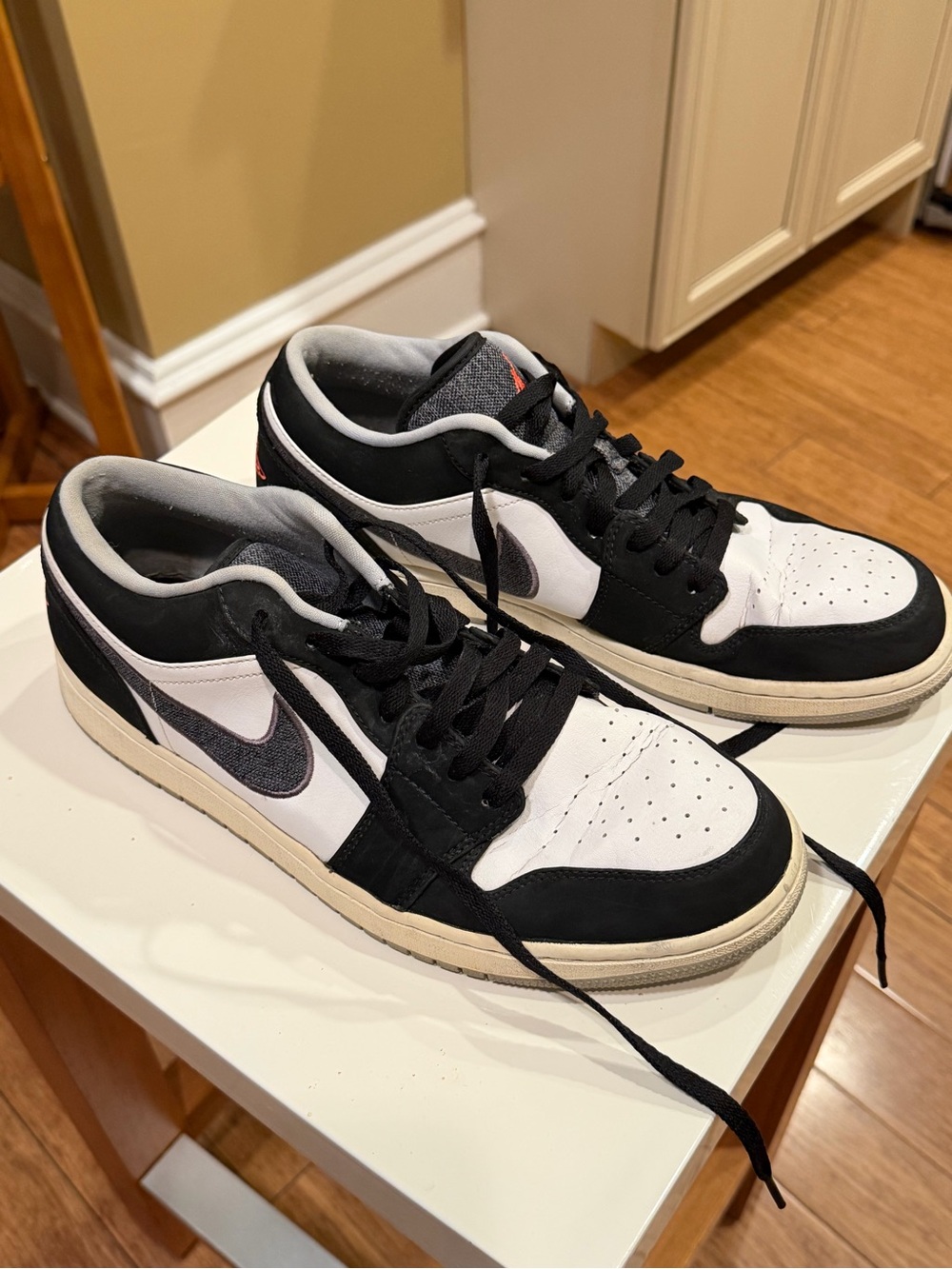 Nike Men’s Black and White Low-Top Sneakers
